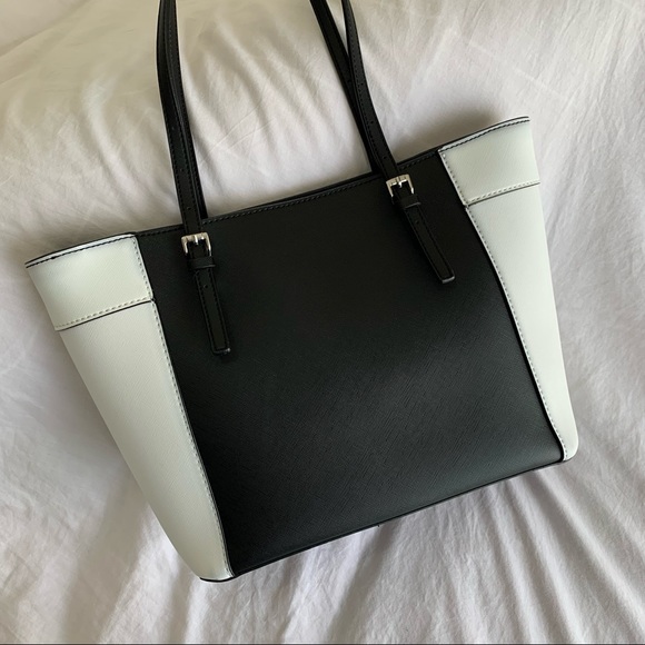 GUESS Tote Bag - Picture 2 of 5